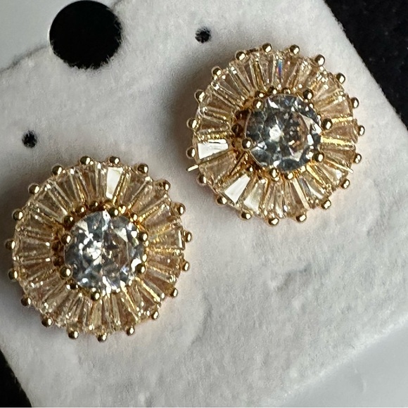 Absolutely stun timeless earrings that have a classic style ✨ - Picture 3 of 15